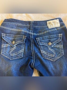 Silver Jeans suki Dark Blue capri with Embroidered Pockets 29